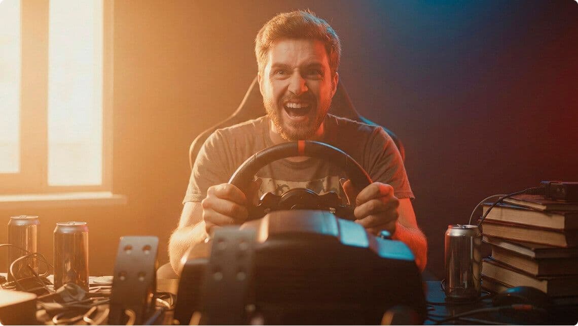 persona con volante de simulador